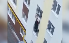На видео попало падение мужчины с высоты на Волыни - его пытались удержать за руки