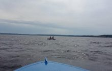 Женщина с ребенком отдыхали на Днепре - их на матрасе отнесло на 1,5 километра от берега (фото)