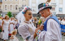 В Ужгороді під час арт-мобу провели давнє традиційне весілля (фоторепортаж)
