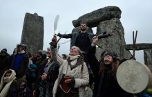 Сотні людей зустріли літнє сонцестояння біля Стоунхенджу (фоторепортаж)