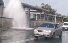 У Києві посеред дороги раптово забив "гейзер" (відео)