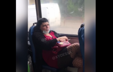 Одесситка курила в троллейбусе и обматерила патрульных: из салона ее вытащили силой (видео)