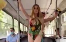 "Що ти крутишся, красапето?!": блогерка роздяглася до купальника в тролейбусі і розгнівала кондукторку (відео)