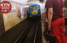 На станции метро "Майдан Незалежности" человек упал на пути - движение поездов ограничивали