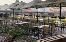 В Ужгороді величезна гілка впала на голови відвідувачів кафе - інцидент потрапив на відео