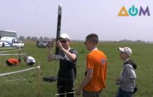 В Днепре соревновались, кто высоко и бережно поднимет яйца на ракетах