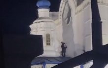Ні сорому, ні совісті: підліток справив нужду на даху храму в Улан-Уде (відео)