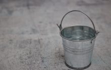 У Чернівецькій області на завуча медколеджу вилили відро фекалій (відео 18+)
