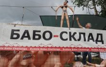 Перемагає найшвидший: у Росії влаштували масові змагання з секс-ляльками (фото)