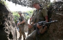 На Донбасі внаслідок нічних обстрілів окупантів загинув український військовий (відео)