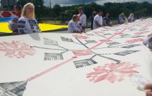 В Чернигове развернули 200-метровый Рушник единства, изготовленный в технике забойки (фото)