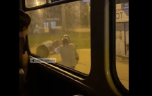 У Харкові двоє пасажирів виставили з салону дівчину-кондуктора через решту (відео)