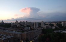 В небе над Киевом заметили "атомный гриб": синоптики объяснили, что это такое (фото)