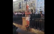 Уличный музыкант сыграл гимн Украины в центре Санкт-Петербурга (видео)