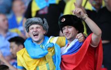 Провокатор с триколором оказался на трибуне с украинцами и поплатился: появилось видео