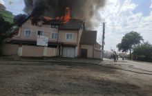 В Мукачево третий час тушат пожар в частном отеле: привлекли церковников (фото)