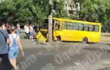 В Киеве маршрутка врезалась в столб (видео)