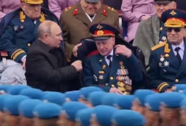 У Москві обікрали ветерана, який сидів на параді поруч з Путіним (фото)