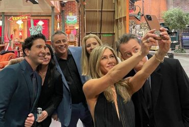 Дженнифер Энистон показала фото с друзьями - кадр взорвал сеть