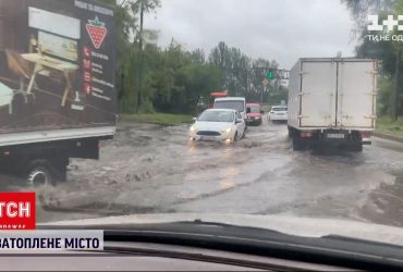 У Дніпрі чоловік скористався погодою і плив затопленими дорогами у човні