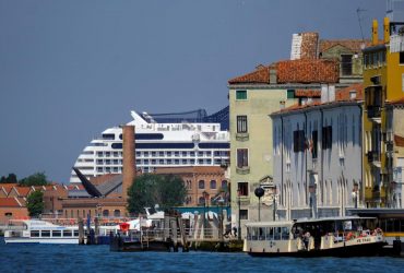 Крупным круизным лайнерам запретили заходить в центр Венеции