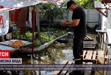 У трьох містах країни через потужні дощі затопило вулиці