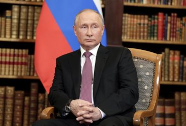 Экс-генсек НАТО Робертсон сказал, что Путин спрашивал, когда РФ пригласят в Альянс