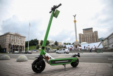 Геть з тротуарів. Чи допоможе закон врегулювати ситуацію з самокатами