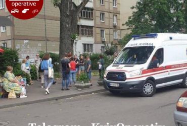 У Києві дворічна дитина випала з 7 поверху: у поліції розповіли подробиці