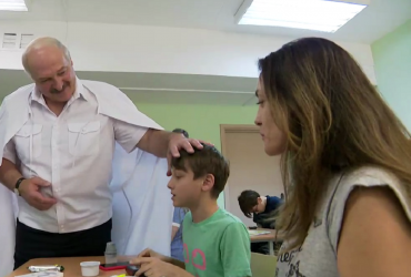 Вырастешь, буду тебя лечить: Лукашенко предложил мальчику в больнице стать его глюкозой (видео)