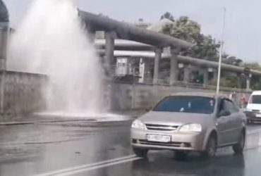 У Києві посеред дороги раптово забив гейзер (відео)