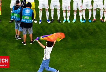 Євро-2020: вболівальник із прапором ЛГБТ-спільноти вибіг на поле під час матчу