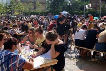 У Дніпрі на День Конституції близько тисячі жителів написали диктант просто неба