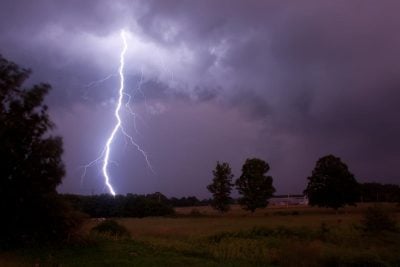 Может ли молния ударить через окно в дом