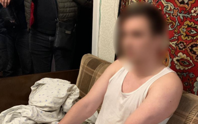 Озабоченные подруги поймали парня и принудили его к сексу.