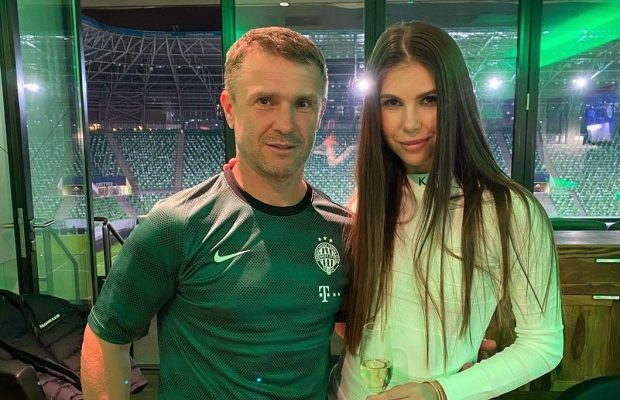 Жена украинского тренера Реброва похвасталась роскошной фигурой в купальнике (фото)