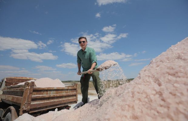 Дмитро Комаров показав, як добувають рідкісну рожеву сіль в Україні та де можна відпочити під землею (фото, відео)