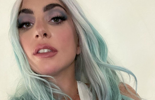 "Гаряча": Леді Гага засвітила глибоке декольте у провокаційній позі (відео)