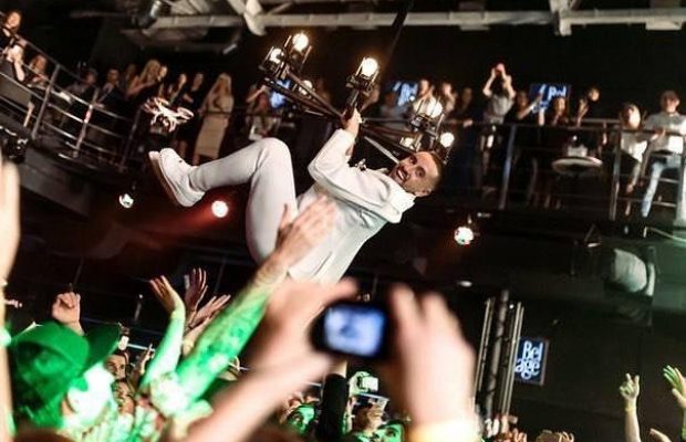 "Она сказала "да"": Монатик встал на одно колено перед Дорофеевой