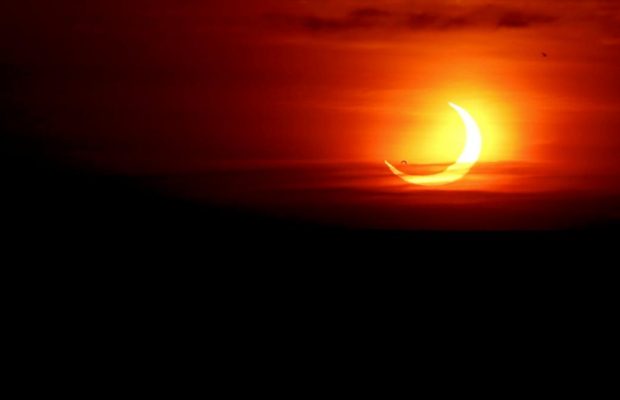 Как прошло редкое кольцеобразное солнечное затмение (фоторепортаж)