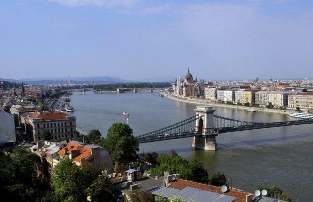 Угорщина змінила правила в'їзду для туристів, що прибувають літаками