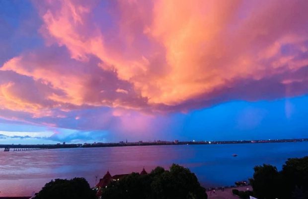 Фантастичний захід сонця у Дніпрі викликав "вибух" у соцмережах (фото, відео)