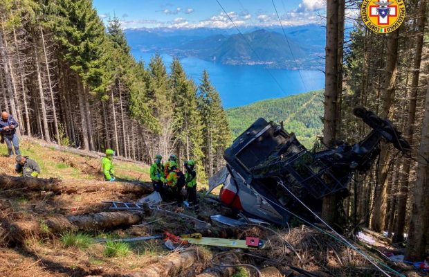 З'явилося відео з моментом обриву кабіни з людьми на канатній дорозі в Італії