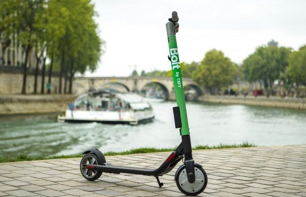 У Парижі пригрозили прибрати електросамокати з вулиць через загибель жінки