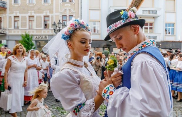 В Ужгороді під час арт-мобу провели давнє традиційне весілля (фоторепортаж)