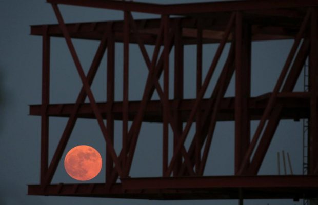 "Полуничний" Місяць: жителі Землі спостерігали останній супермісяць у 2021 році (фоторепортаж)