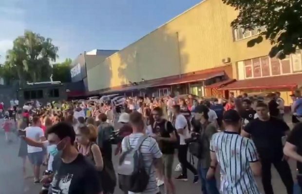 Баста, який гастролював в окупованому Криму, виступає в Києві: біля Stereo Plaza протести (відео)