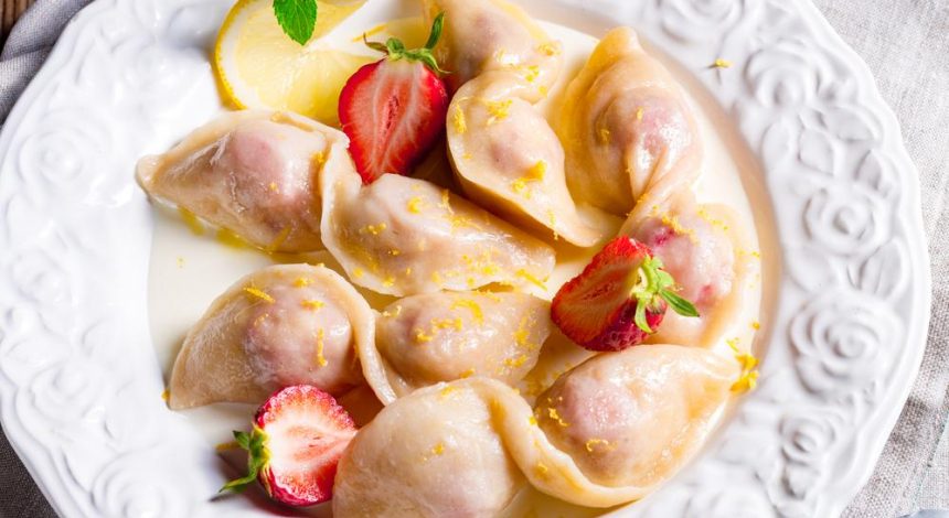 Вареники с клубникой: вкусные рецепты ягодного лакомства