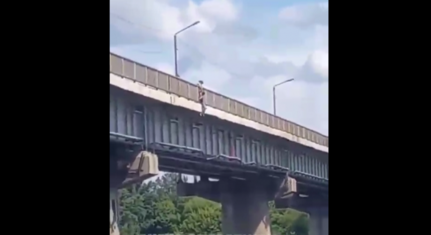 У Дніпрі дівчина стрибнула з мосту: момент стрибка потрапив на відео