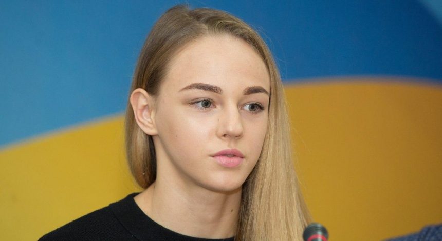 "Еталон краси": українська чемпіонка позувала в купальнику біля басейну (фото)